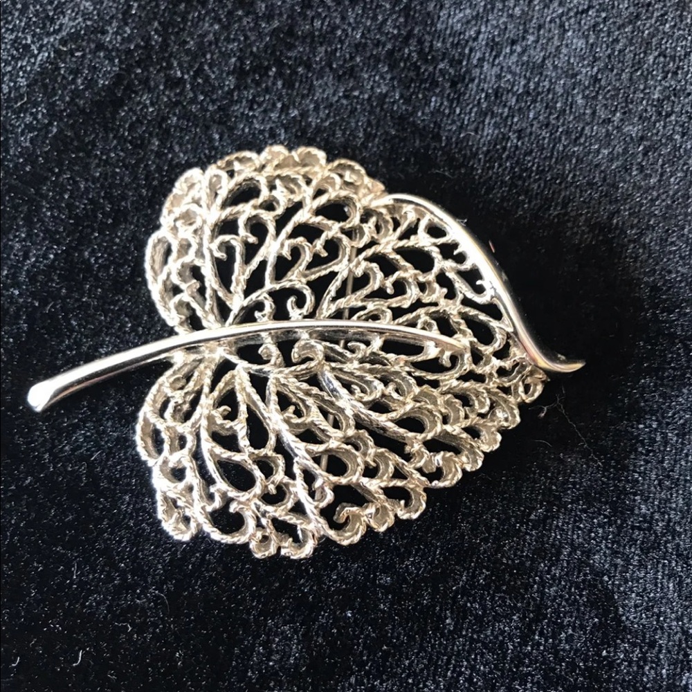 Vintage 70's leaf brooch in filigree style